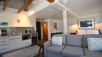 Queen Suite 3 | Living area | Flat-screen TV, fireplace