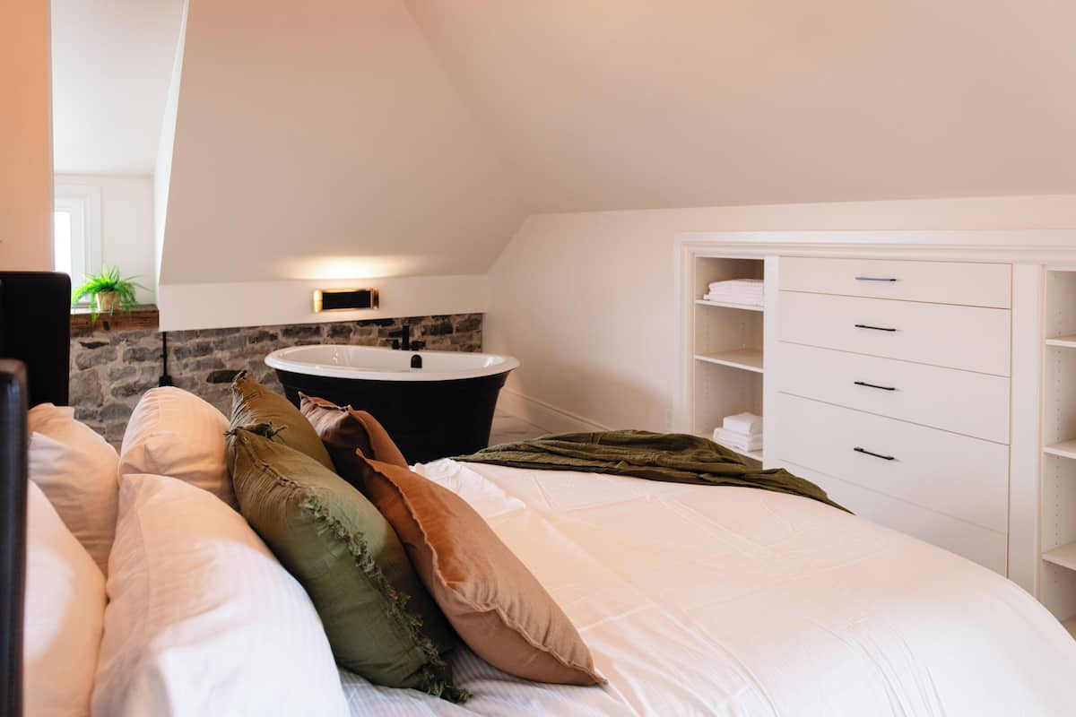 Deluxe Apartment, Non Smoking, Kitchen - Located at The Drifter Suite 108 @ 5 Clothier West | Premium bedding, pillowtop beds, iron/ironing board, WiFi (free)
