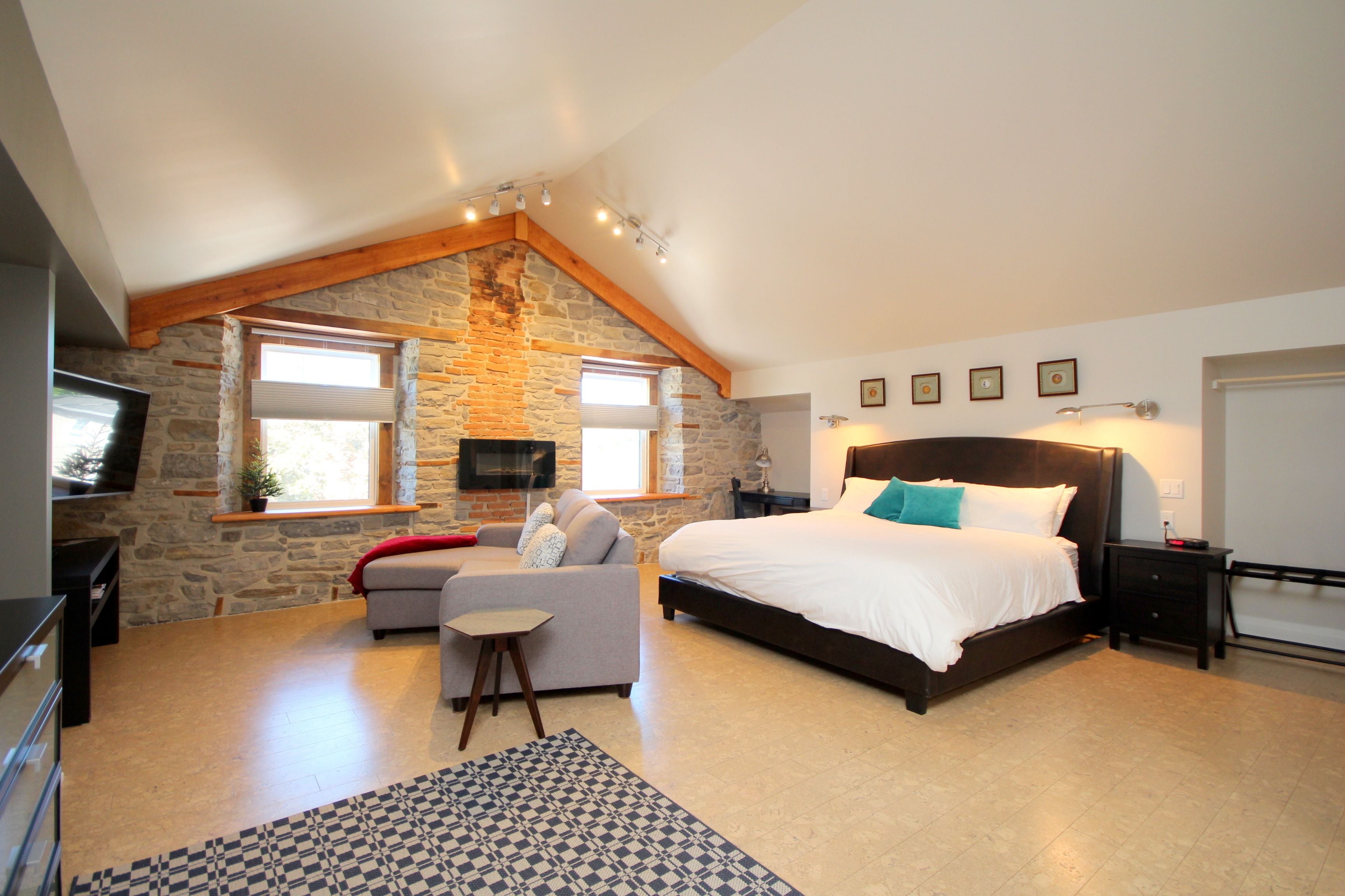 King Suite 5 | Living area | Flat-screen TV, fireplace