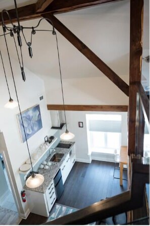 Suite Deluxe, 1 chambre | Cuisine privée | Réfrigérateur, cafetière/bouilloire