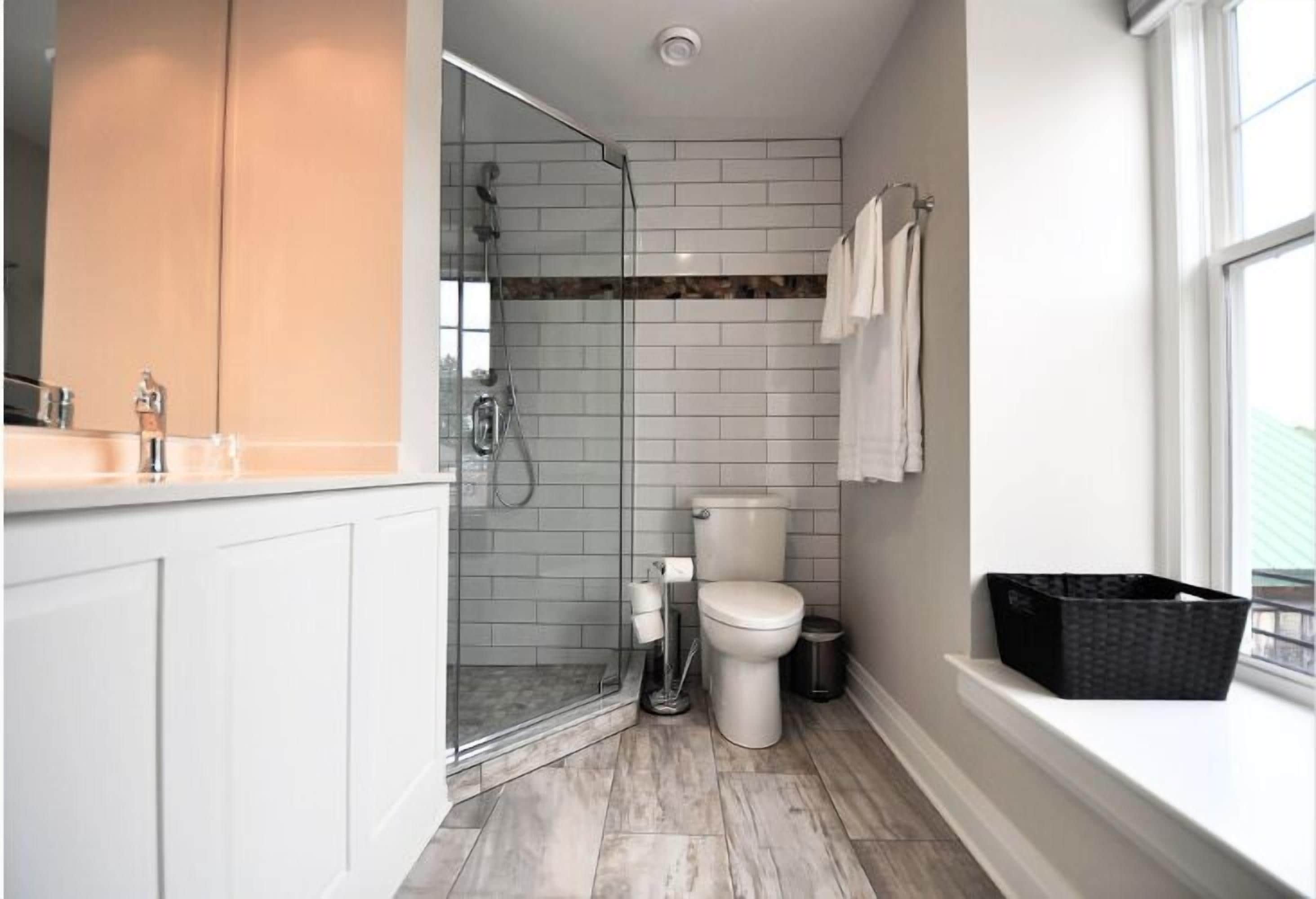 king suite 4 | bathroom | free toiletries, hair dryer, bathrobes, towels