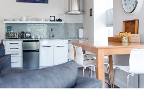 Loft Suite 1 | Private kitchen | Fridge, microwave, coffee/tea maker, cookware/dishes/utensils