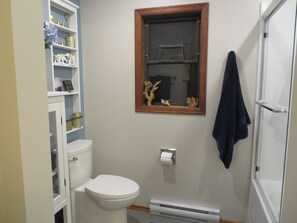 Combined shower/tub, rainfall showerhead, free toiletries, hair dryer - Misty Meadows B&B (Highlands)