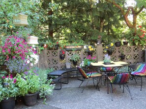 Outdoor dining - Misty Meadows B&B (Highlands)