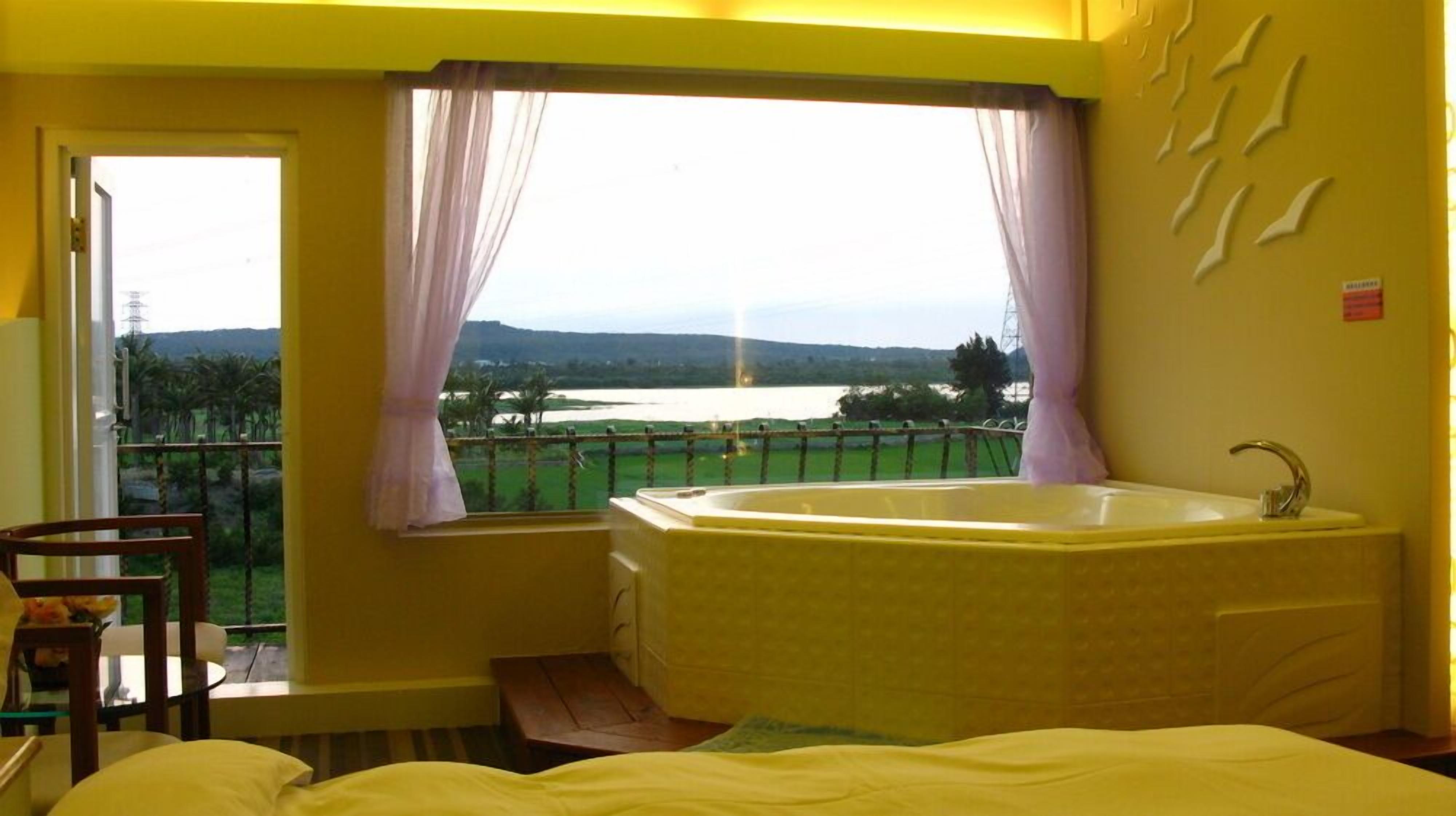 double room, lake view | jetted bathtub