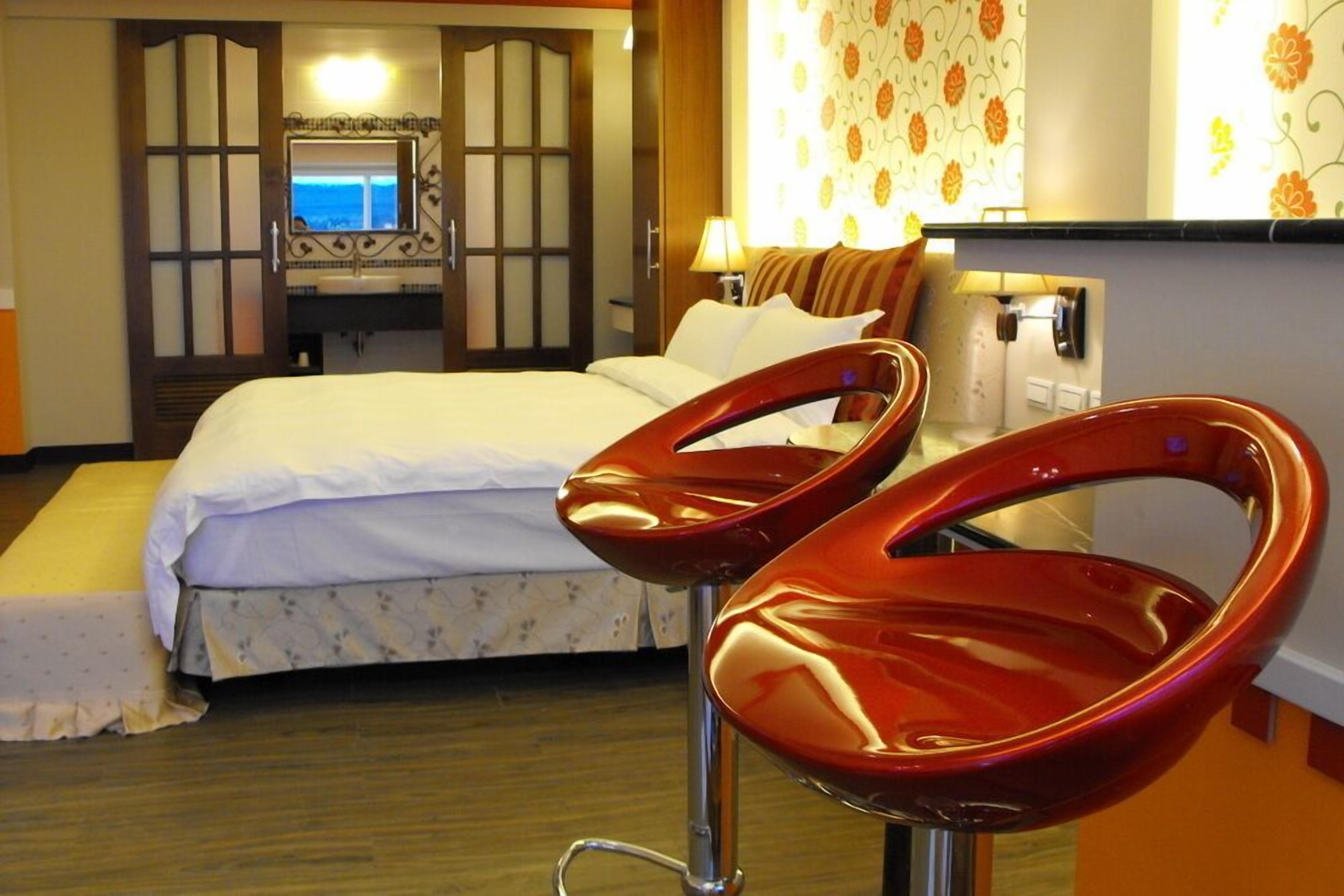 soundproofing, free wifi