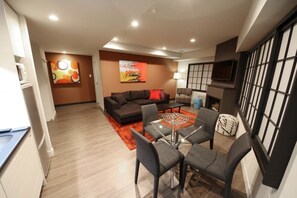 Apartamento luxo, 2 quartos | Opções para refeição no quarto