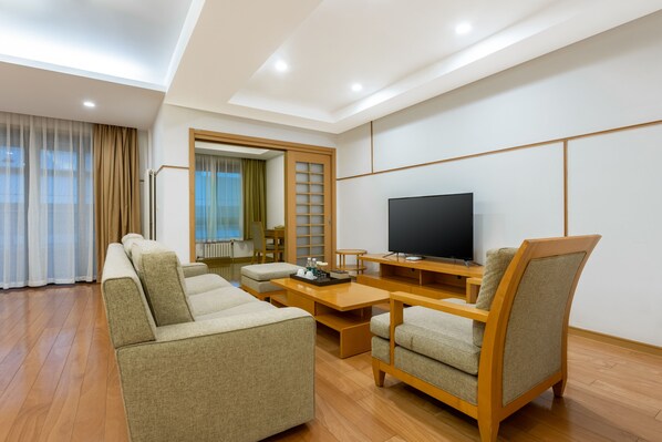 Grand Apartment, 3 Bedrooms | Living room