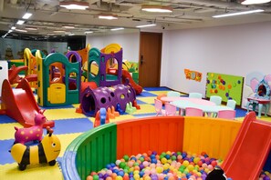 Área de juegos infantiles techada