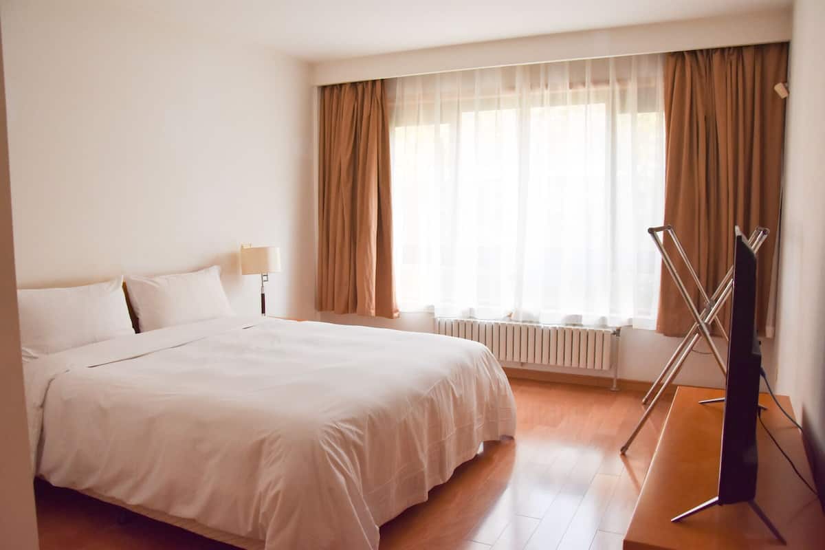 Departamento Grand, 3 habitaciones | Caja de seguridad en la habitación y escritorio
