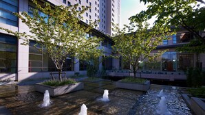 Une cour intérieure agrémentée d’un élément aquatique, d’arbres et de bâtiments modernes.