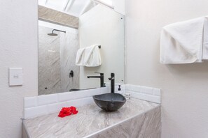 Dusche, kostenlose Toilettenartikel, Haartrockner, Handtücher
