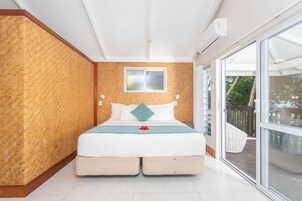 Un dormitorio con una cama grande, una ventana y un balcón.