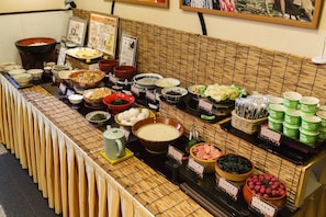 Ein reichhaltiges Buffet mit verschiedenen Speisen und Gerichten auf einer Tafel.