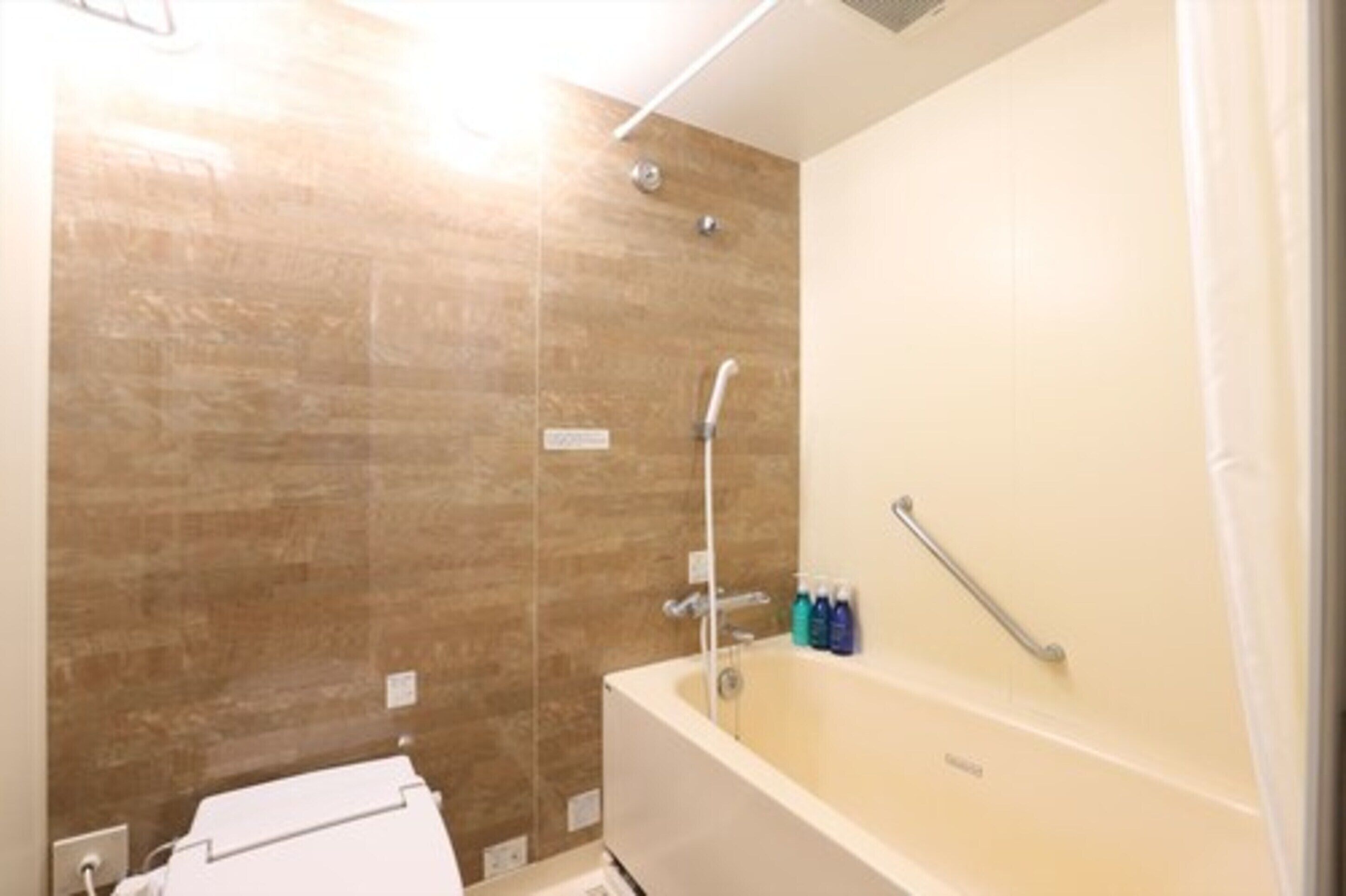 deluxe twin room, non smoking | bathroom | combined shower/bathtub, free toiletries, hair dryer, slippers