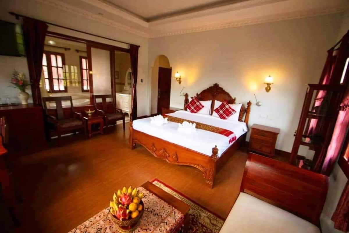 Deluxe Room, 1 King Bed, Non Smoking, Mountain View | 1 bedroom, desk, blackout drapes, soundproofing
