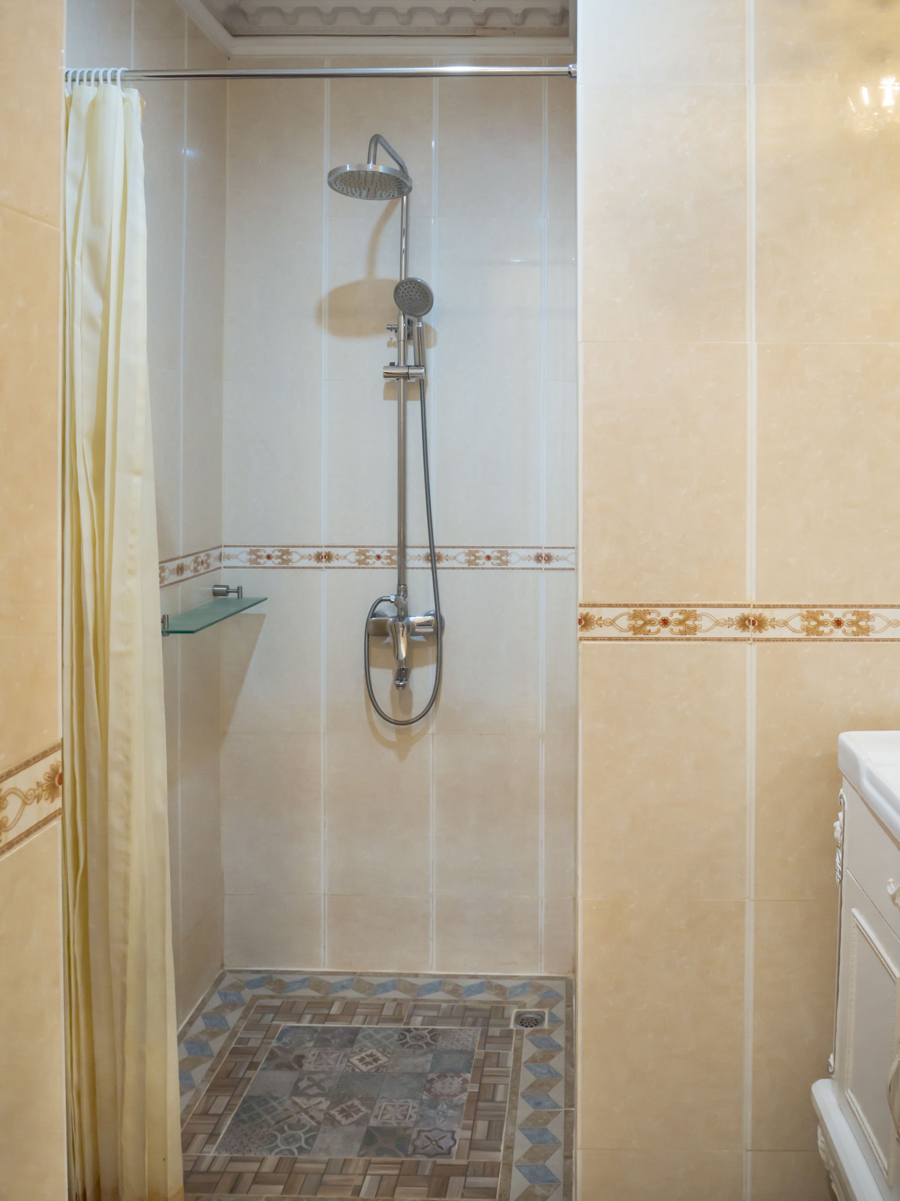 Ducha con cabezal de ducha de mano y grifo empotrado.