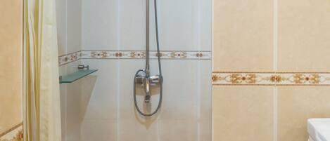 Ducha con cabezal de ducha de mano y grifo empotrado.
