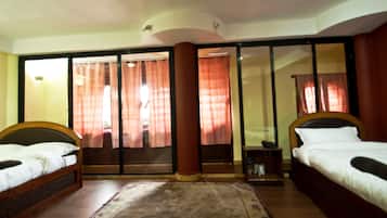 Standardværelse til 3 personer - 1 soveværelse - byudsigt | 1 soveværelse, pengeskab på værelset, skrivebord, lydisolering