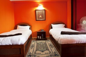 Standard-Doppelzimmer, 1 Schlafzimmer, Stadtblick | 1 Schlafzimmer, Zimmersafe, Schreibtisch, schallisolierte Zimmer