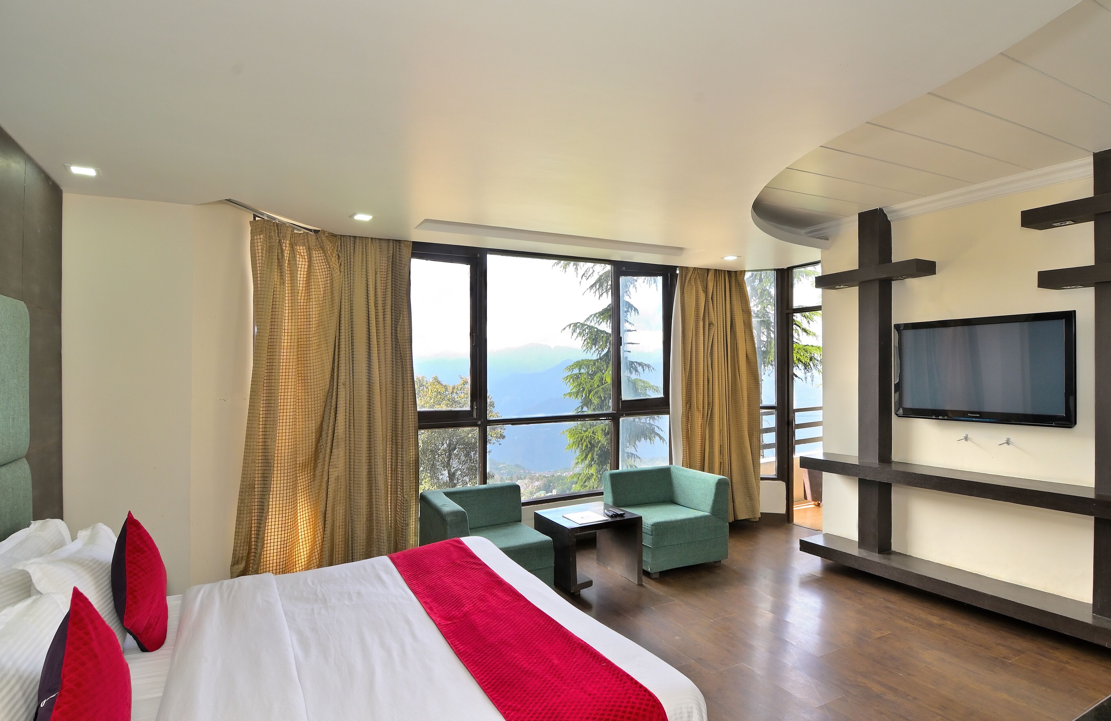 Hypo-allergenic bedding, minibar, in-room safe