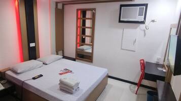 Deluxe Room, 1 Queen Bed | Desk, free WiFi