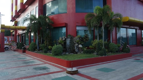 Jardines del alojamiento. Hotel Sogo Naga City
