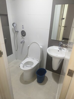 Deluxe Room, 1 Queen Bed | Bathroom