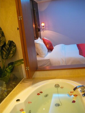 Separate tub and shower, hair dryer, slippers, towels - Xiu Feng B&B (Hengchun)
