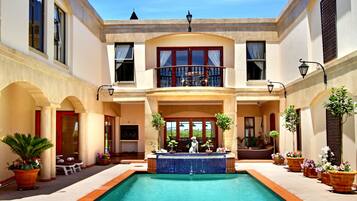 Piscina all'aperto, lettini