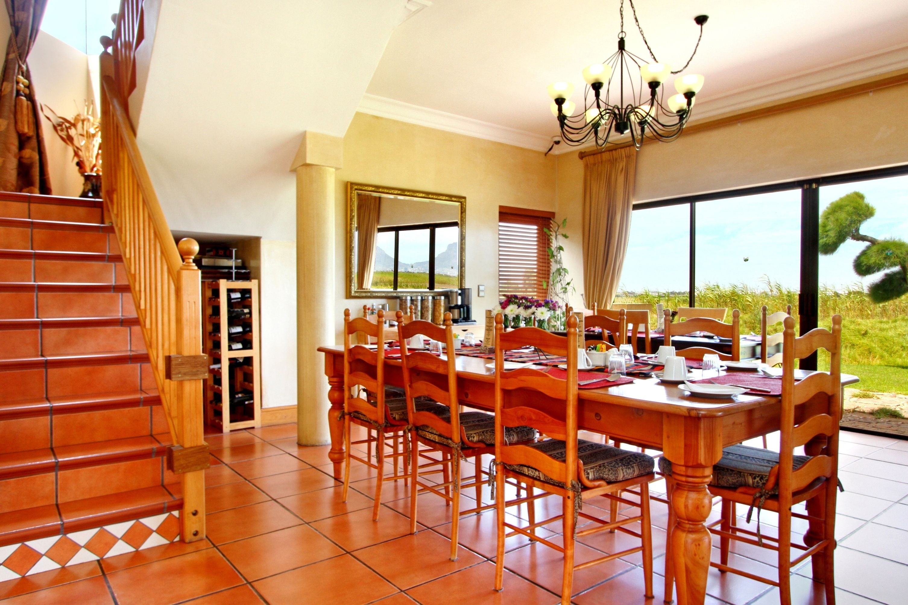 Desayuno completo diario (ZAR 155 por persona)