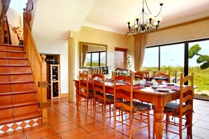 Se ofrece un desayuno completo (155 ZAR por persona)