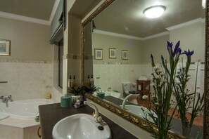 Presidential Double or Twin Room | Bathroom | Free toiletries, hair dryer, towels