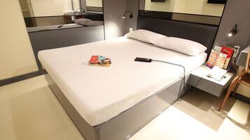 Deluxe Room, 1 Queen Bed | Free WiFi, bed sheets