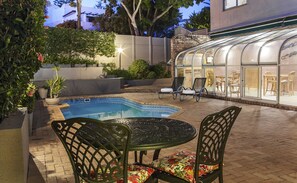 Habitación estándar con 1 cama matrimonial o 2 individuales, 1 habitación (Pool area) | Alberca | Alberca al aire libre, sombrillas en la alberca y camastros