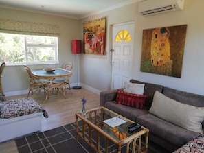 Superior Garden Suite 3 (10) | Premium bedding, in-room safe, individually decorated - Maroela House (Cape Town)
