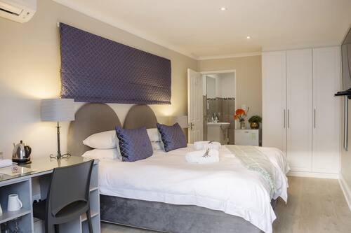 Superior courtyard suite 5 | Premium bedding, in-room safe, individually decorated