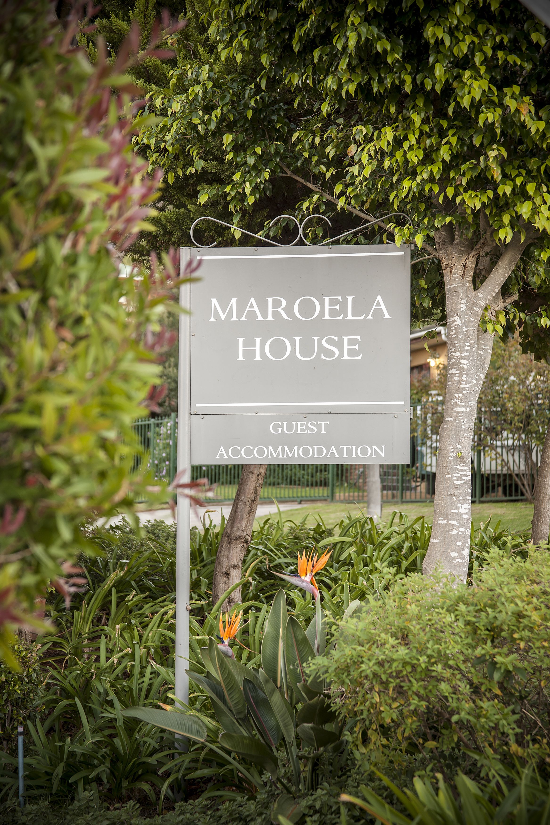 Señal para Maroela House que indica alojamiento para huéspedes.