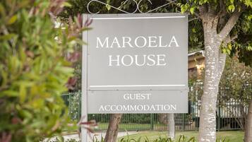 Señal para Maroela House que indica alojamiento para huéspedes.