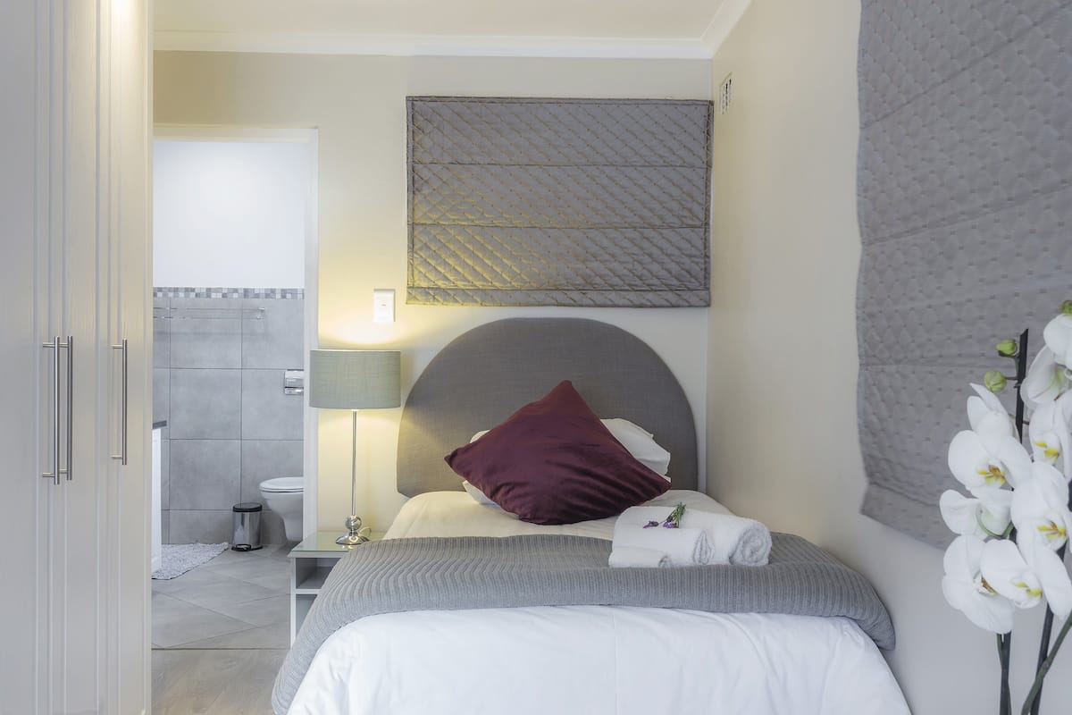 Habitación Deluxe | Ropa de cama de alta calidad y caja de seguridad en la habitación