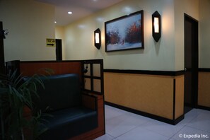 Lobby sitting area - Hotel Sogo San Pedro (San Pedro)