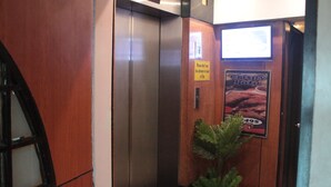 Un ascensor con un cartel que dice "Por favor, no usar el ascensor en caso de incendio." 
