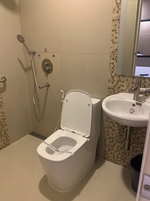 Habitación Premium, 1 cama de matrimonio | Baño | Ducha, artículos de higiene personal gratuitos y secador de pelo