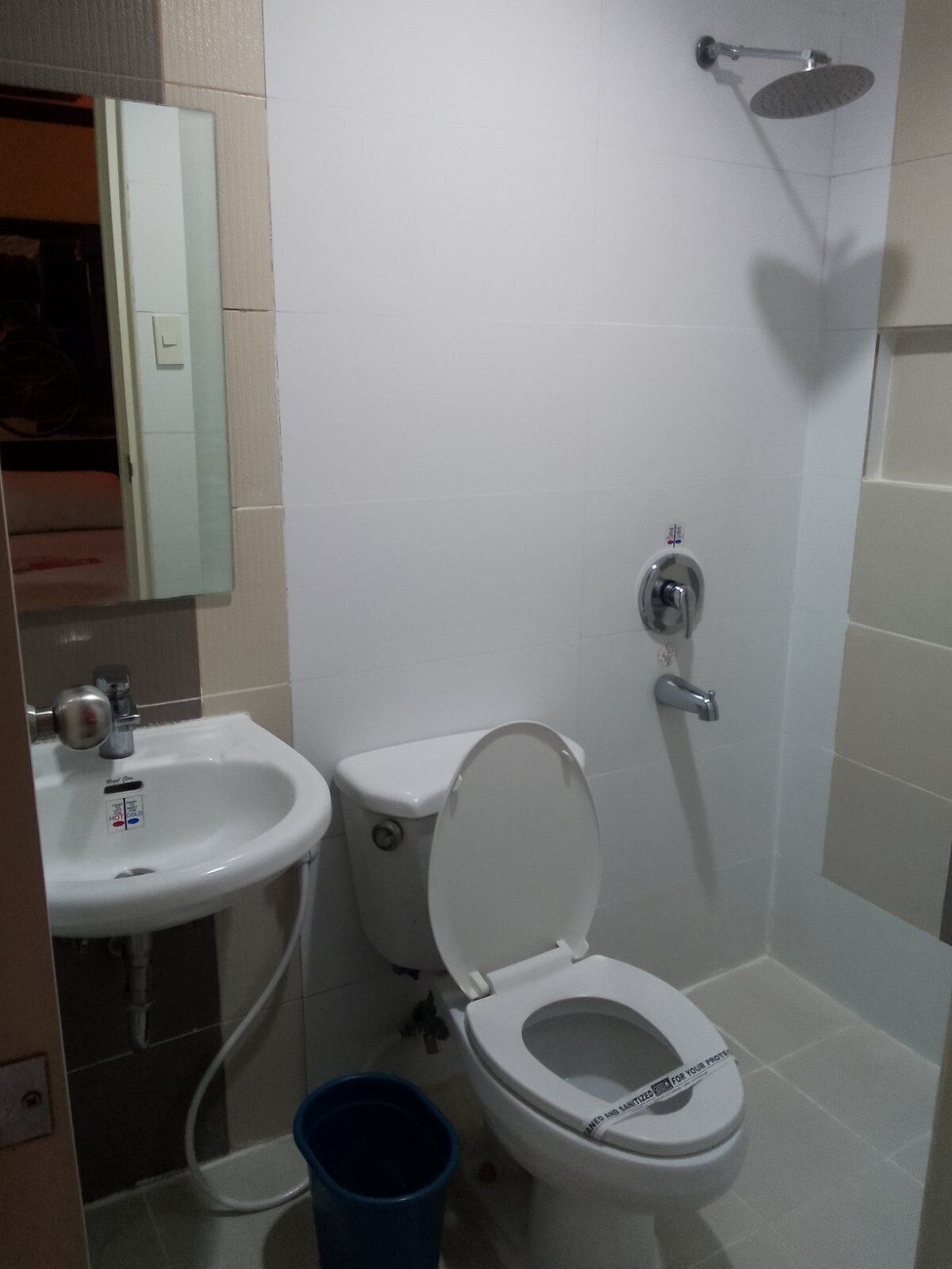 Un baño con inodoro, lavamanos y ducha.