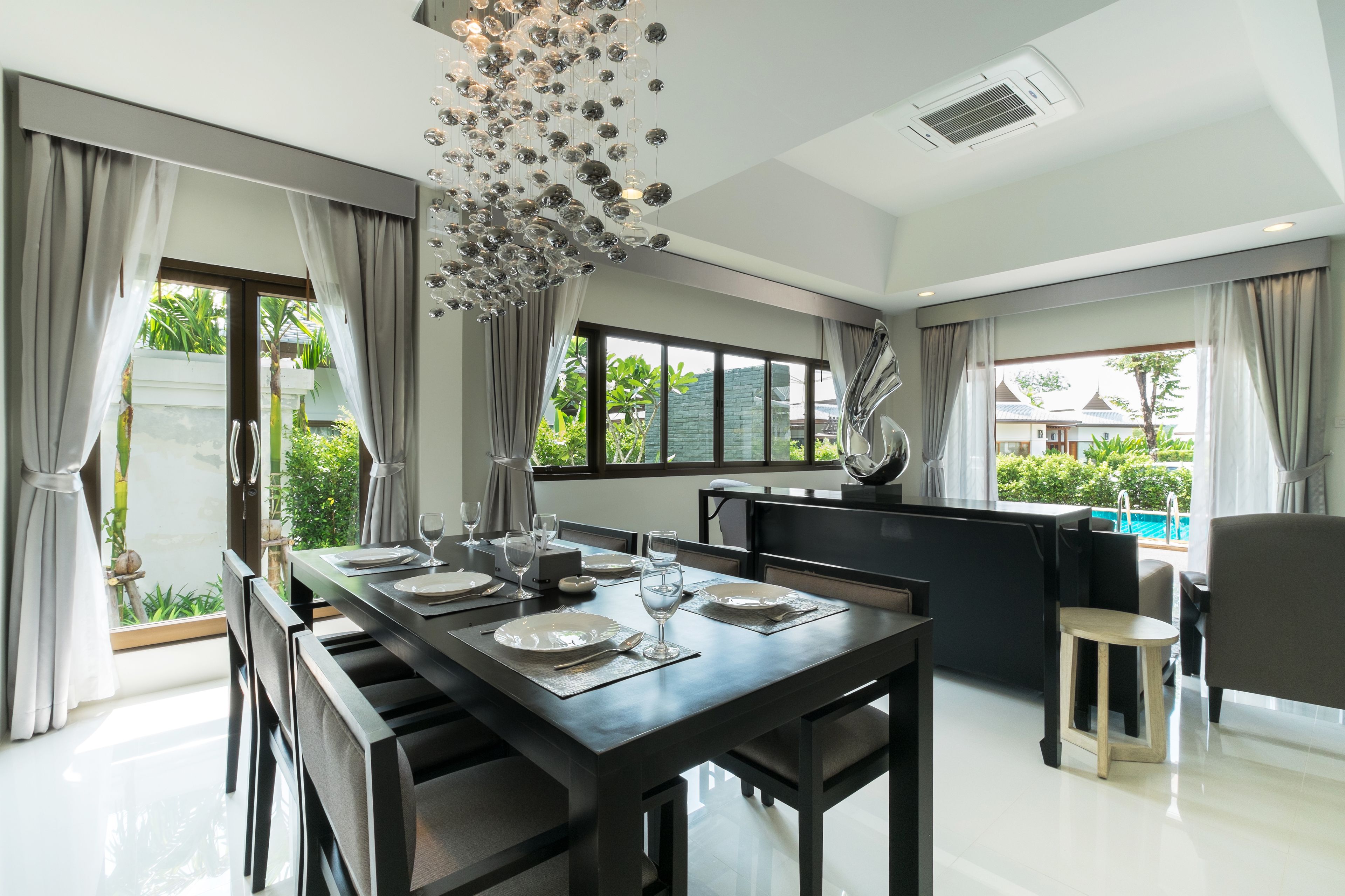 Premium bedding, in-room safe, blackout drapes, free WiFi