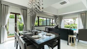 Premium bedding, in-room safe, blackout drapes, free WiFi