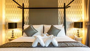 Ropa de cama de alta calidad y caja de seguridad en la habitación