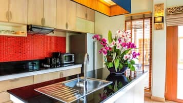 3 Bedroom Pool Villa Deluxe | Einkaeldhús | Ísskápur í fullri stærð, örbylgjuofn, eldavélarhellur, kaffivél/teketill