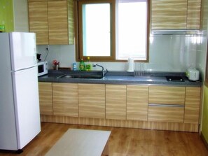 Nevera en la zona común, microondas en la zona común y arrocera