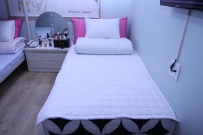 Habitación triple | Cortinas opacas, sistema de insonorización, wifi gratis y ropa de cama
